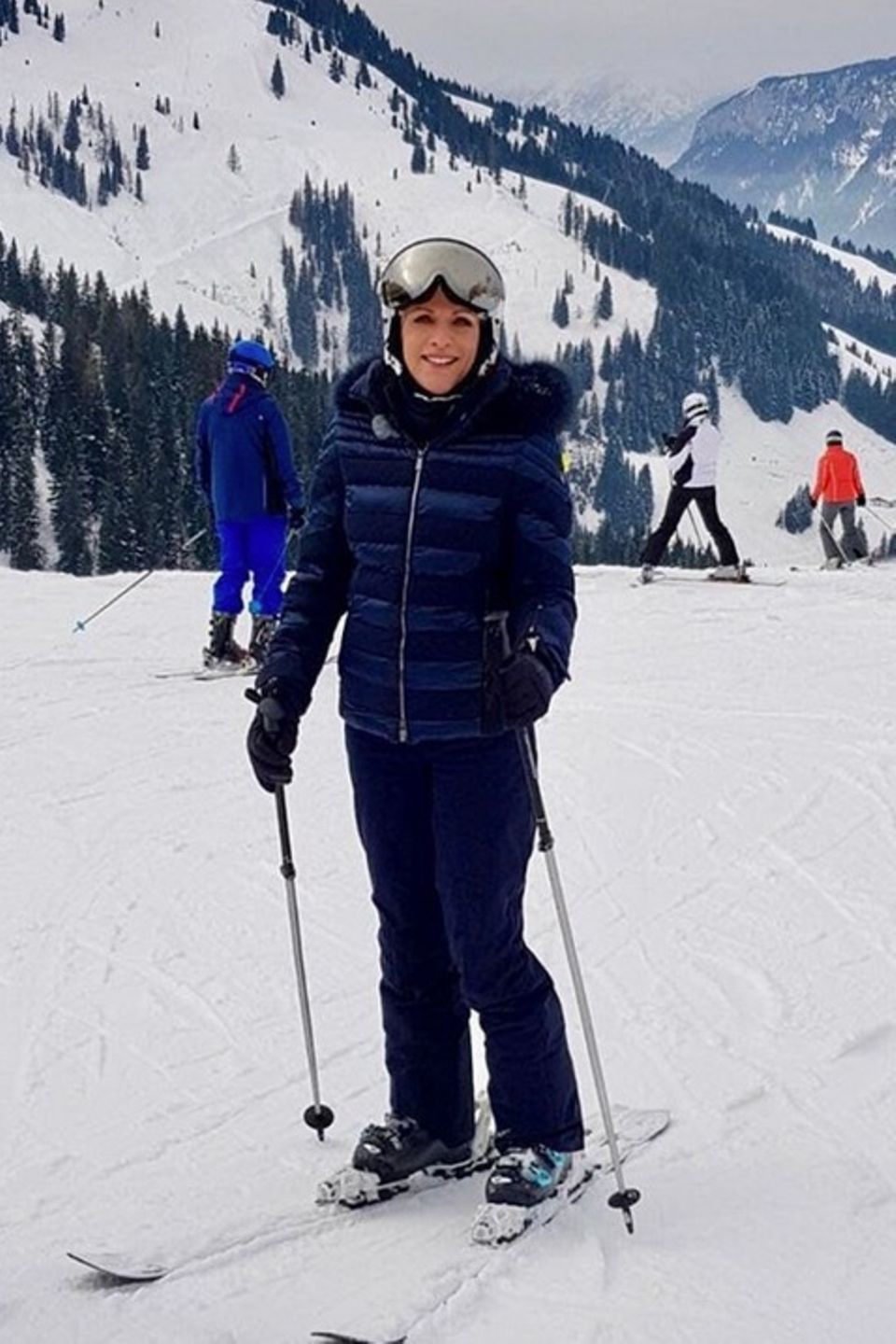 Birgit Schrowange sendet liebe Karnevalsgrüße aus dem verschneiten Österreich. Scherzend schreibt sie weiter: "Ich hab mich heute als Skifahrerin verkleidet." 