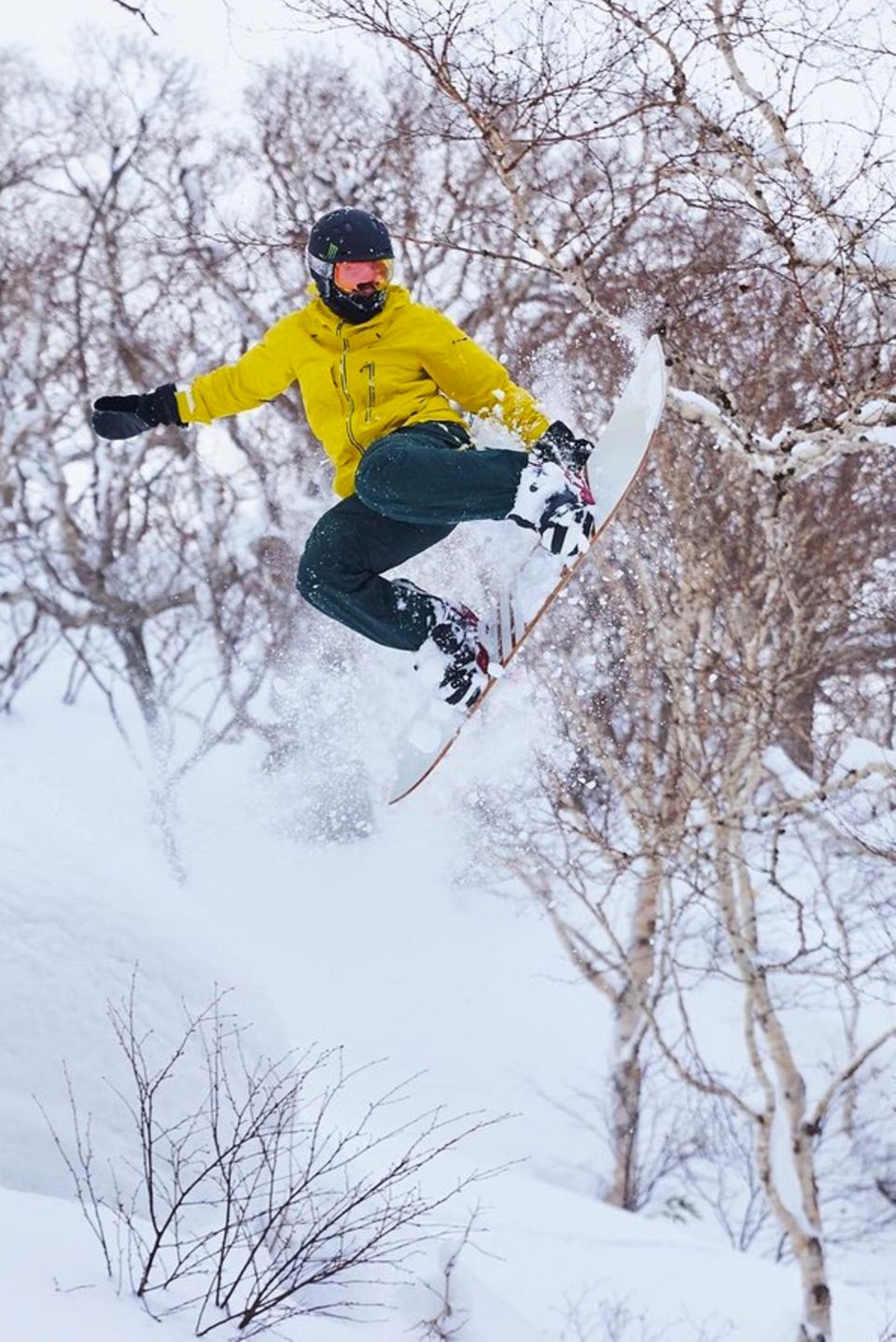 Erkennen Sie, welcher bekannte Sportler hier höchst professionell Snowboard fährt? Es ist Rennfahrer Lewis Hamilton. Erkennen Sie, welcher bekannte Sportler hier höchst professionell Snowboard fährt? Es ist Rennfahrer Lewis Hamilton.
