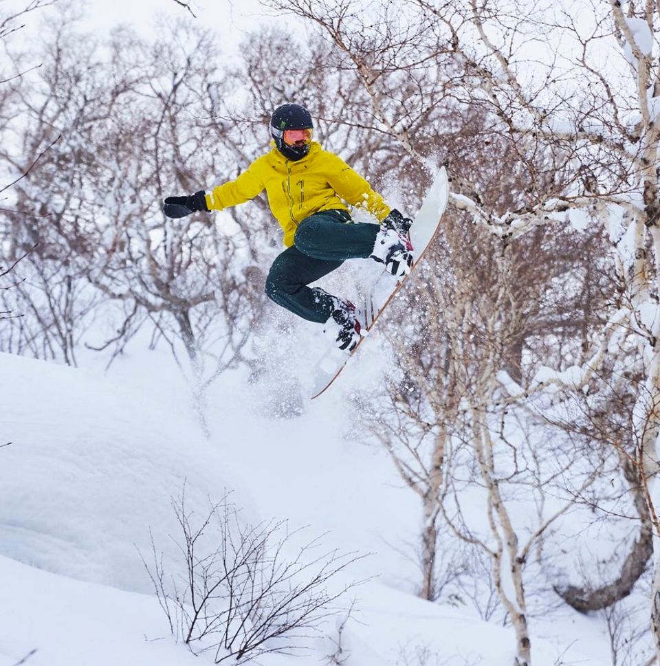 Erkennen Sie, welcher bekannte Sportler hier höchst professionell Snowboard fährt? Es ist Rennfahrer Lewis Hamilton. Erkennen Sie, welcher bekannte Sportler hier höchst professionell Snowboard fährt? Es ist Rennfahrer Lewis Hamilton.