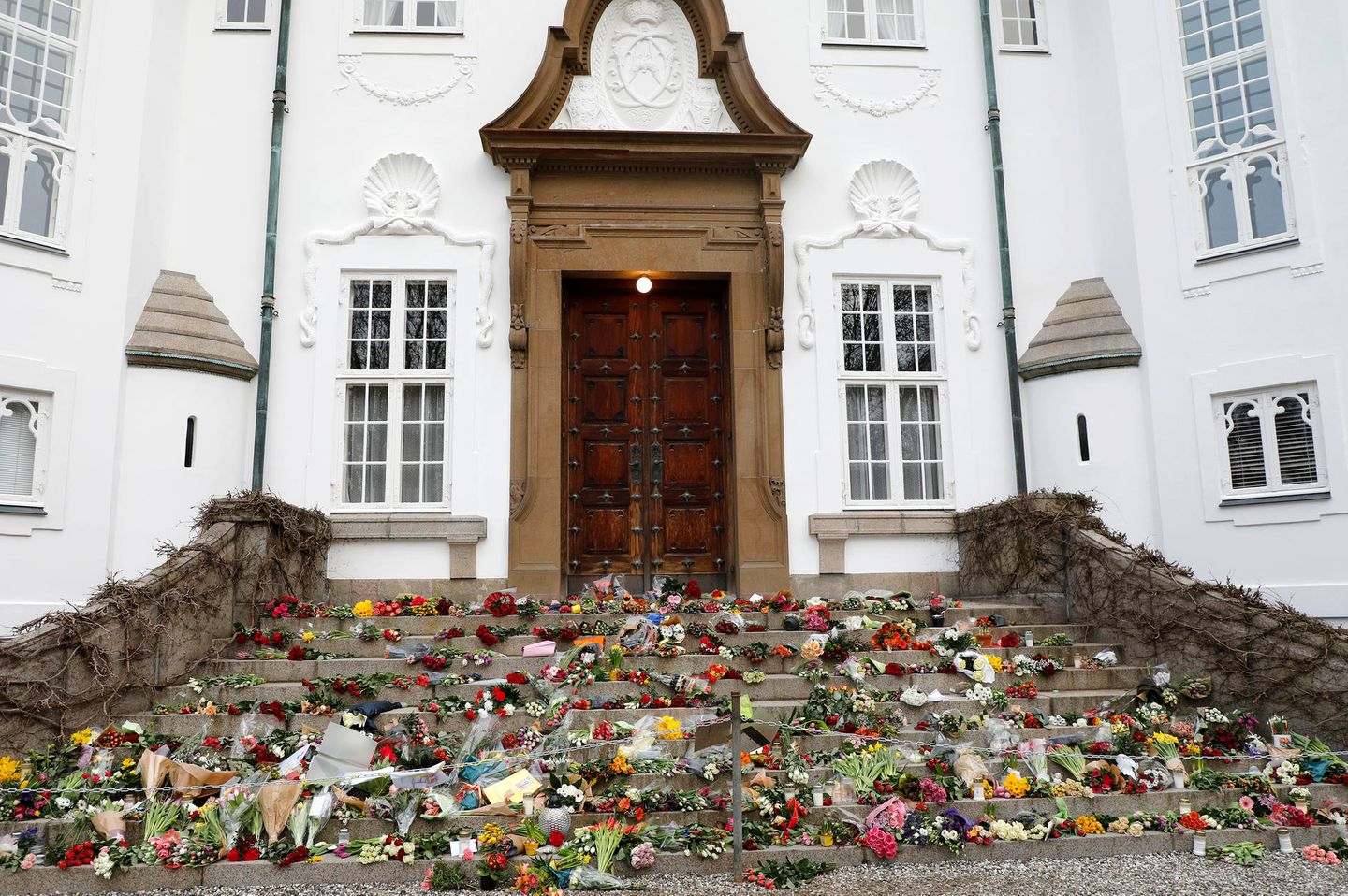 15. Februar 2018   Ein Blumenmeer ziert die Stufen vor dem Eingang Schloss Marselisborgs.
