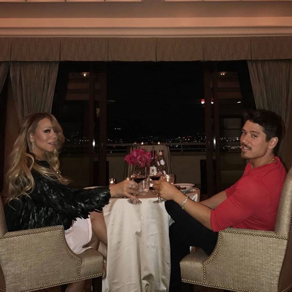 Mariah Carey und Freund Bryan Tanaka stoßen auf die Liebe an.