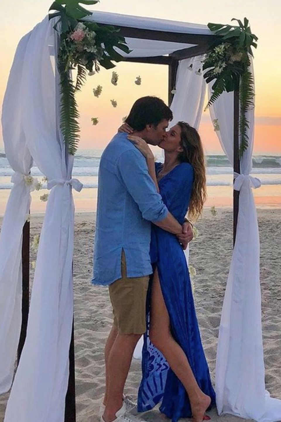 Romantischer kann es wohl kaum sein. Dieses schöne Foto postet Gisele Bündchen von sich und ihrem Mann Tom Brady an Valentinstag. 