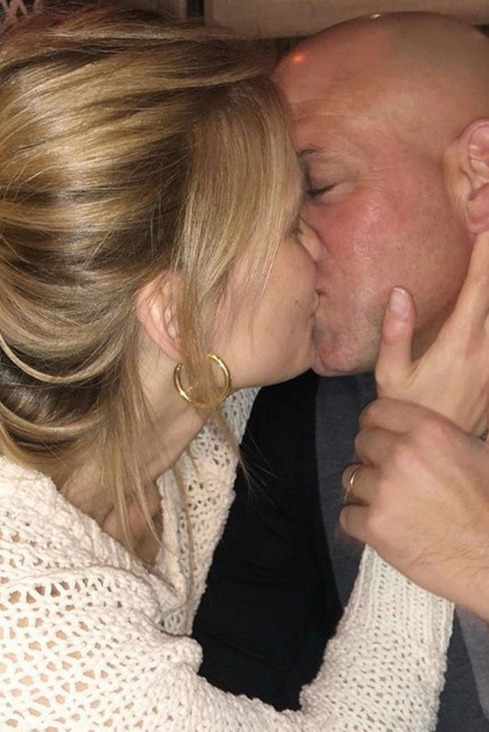 Das muss Liebe sein. Bar Refaeli postet dieses Foto anlässlich des Valentinstages. Mit ihrem Mann Adi Ezra ist das schöne Model seit 2015 verheiratet. Das muss Liebe sein. Bar Refaeli postet dieses Foto anlässlich des Valentinstages. Mit ihrem Mann Adi Ezra ist das schöne Model seit 2015 verheiratet.