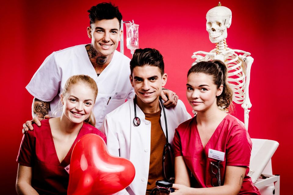 Schauspiel- Debüt: Der Cast von "Schwestern - Volle Dosis Liebe": Stationsarzt Dr. Ben Kling (Manuel Hasni, Mitte) und sein Bruder Pfleger Felix (Jan Sokolowsky, oben links) mit den Schwesternschülerinnen Miri (Josephine Welsch, unten links) und Anna (Annemarie Schuster, unten rechts) Der Cast von "Schwestern - Volle Dosis Liebe": Stationsarzt Dr. Ben Kling (Manuel Hasni, Mitte) und sein Bruder Pfleger Felix (Jan Sokolowsky, oben links) mit den Schwesternschülerinnen Miri (Josephine Welsch, unten links) und Anna (Annemarie Schuster, unten rechts)
