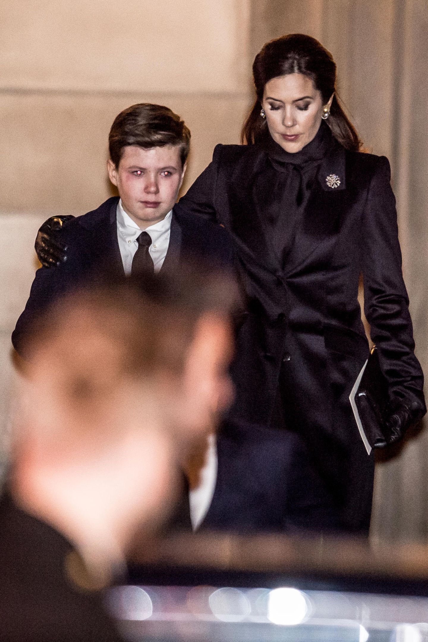 16. Februar  Henriks Enkel Prinz Christian ist sichtlich mitgenommen, seine Mutter Prinzessin Mary legt ihm tröstend die Hand um die Schulter.