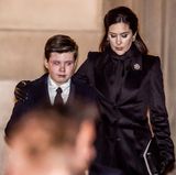 16. Februar  Henriks Enkel Prinz Christian ist sichtlich mitgenommen, seine Mutter Prinzessin Mary legt ihm tröstend die Hand um die Schulter.