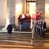 16. Februar  Königin Margrethe schreitet als erste hinter dem Sarg in die Kirche, danach kommen Prinz Frederik und Prinz Joachim mit ihren Familien.
