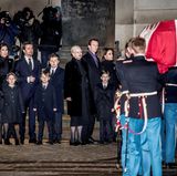 16. Februar  Königin Margrethe steht mit ihren Kindern und Enkeln bereit, um ihren verstorbenen Mann auf seinem letzten Weg zu begleiten.