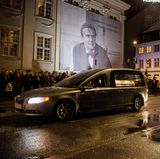 16. Februar  Am Freitagabend wird der Sarg von Prinz Henrik in die Schlosskirche von Christiansborg überführt. Der Wagen fährt dabei auch am großen Banner mit Henriks Porträt vorbei, das an der französischen Botschaft aufgehängt wurde. 