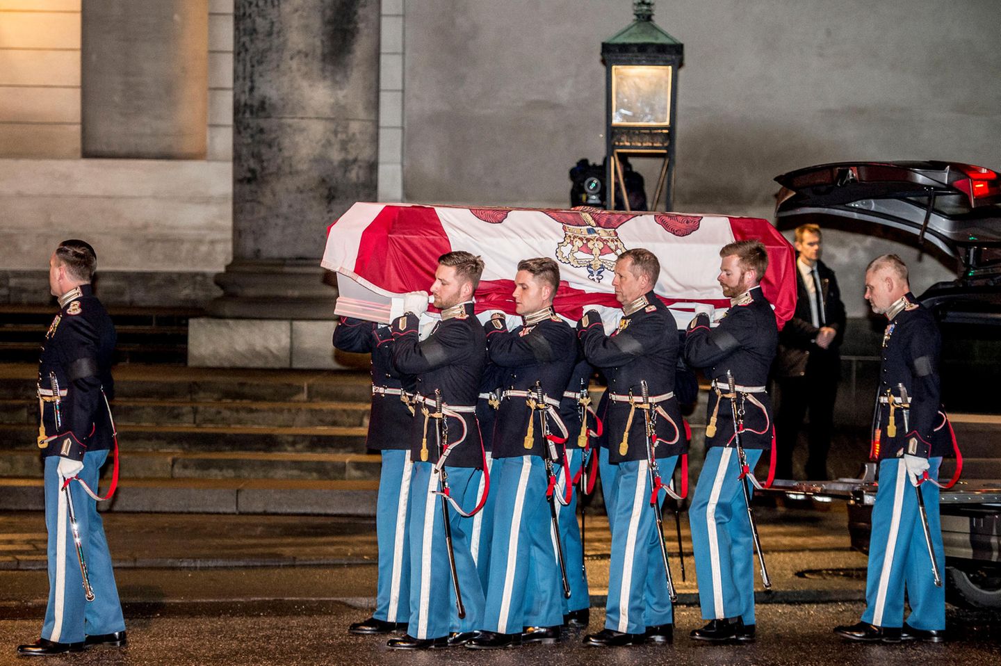 16. Februar  Der Sarg ist in die dänische Flagge gehüllt und wird von der Königlichen Garde getragen.