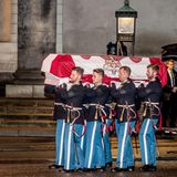 16. Februar  Der Sarg ist in die dänische Flagge gehüllt und wird von der Königlichen Garde getragen.