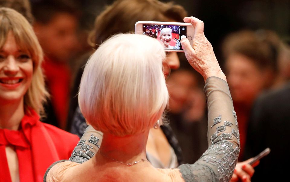 Selfie time! Helen Mirren schießt ein Erinnerungsfoto von sich und Heike Makatsch freut's. Selfie time! Helen Mirren schießt ein Erinnerungsfoto von sich und Heike Makatsch freut's.