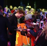 Robert Pattinson nimmt sich auf dem roten Teppich auch Zeit für seine Berliner Fans.