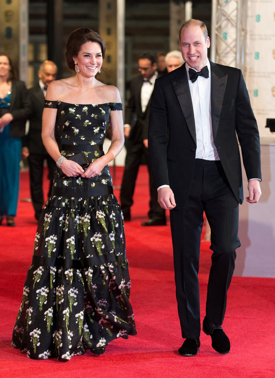 Catherine, Princess of Wales: Herzogin Catherines 2017 in einem florale Traumkleid von Alexander McQueen. 2017 Beim Anblick von Herzogin Catherines floralem Traumkleid von Alexander McQueen bekommt nicht nur Prinz William gute Laune, sondern auch wir.