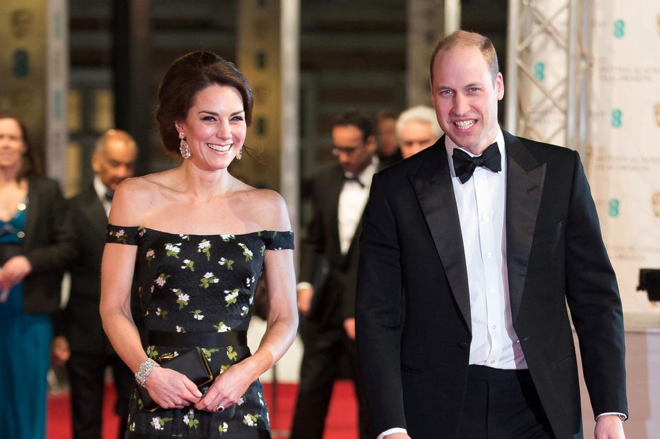Herzogin Catherine : Herzogin Catherines 2017 in einem florale Traumkleid von Alexander McQueen. 2017 Beim Anblick von Herzogin Catherines floralem Traumkleid von Alexander McQueen bekommt nicht nur Prinz William gute Laune, sondern auch wir.
