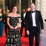 2017  Beim Anblick von Herzogin Catherines floralem Traumkleid von Alexander McQueen bekommt nicht nur Prinz William gute Laune, sondern auch wir.