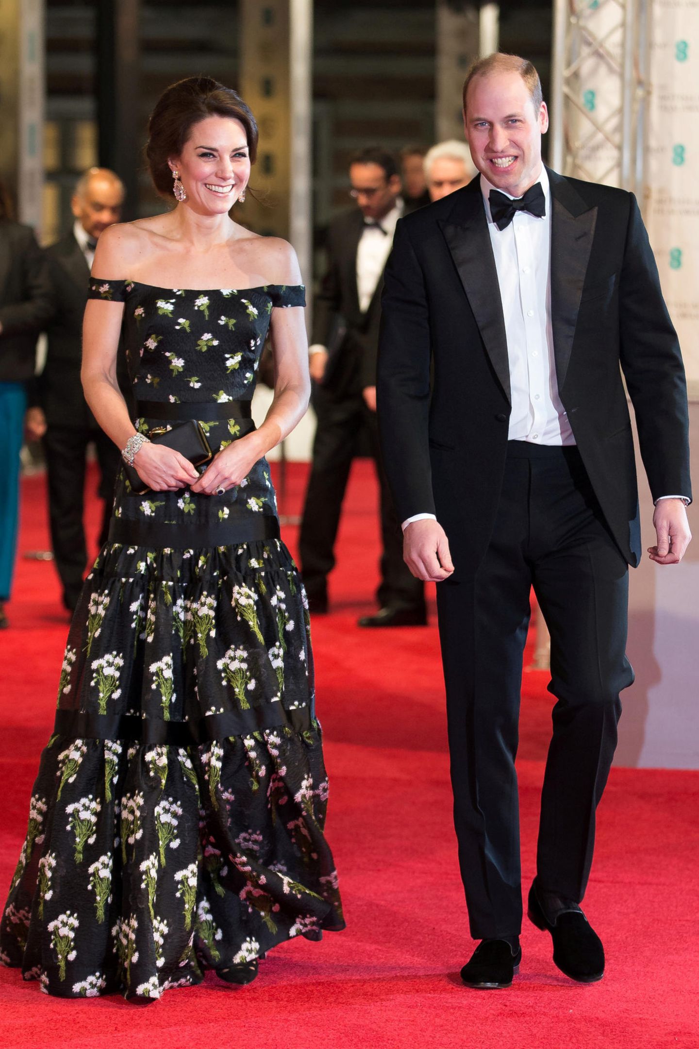 2017  Beim Anblick von Herzogin Catherines floralem Traumkleid von Alexander McQueen bekommt nicht nur Prinz William gute Laune, sondern auch wir.
