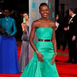 2014  Wie ein Smaragd schimmert Lupita Nyong'o im traumhaften Couture-Kleid von Christian Dior.