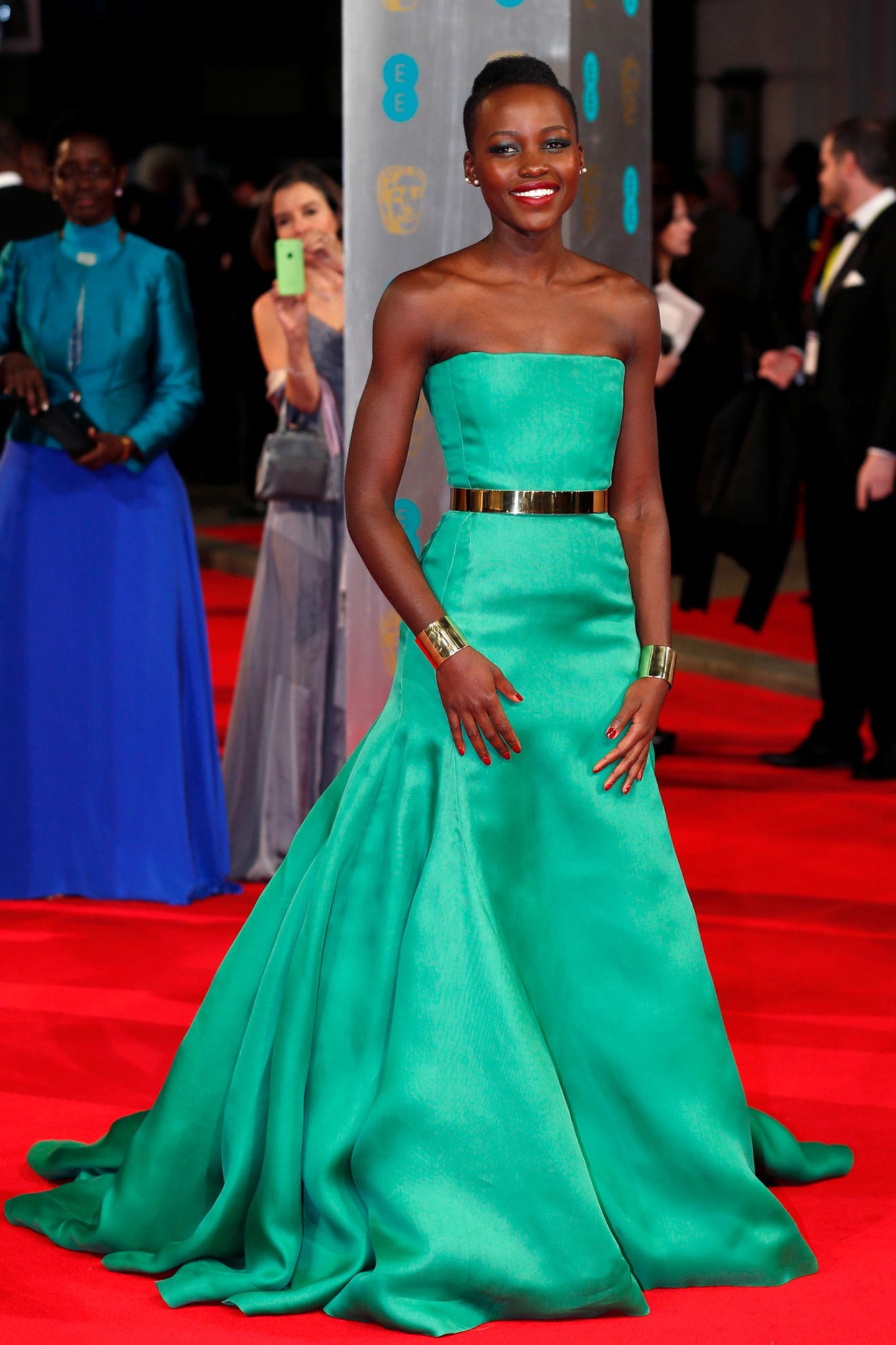 2014  Wie ein Smaragd schimmert Lupita Nyong'o im traumhaften Couture-Kleid von Christian Dior.
