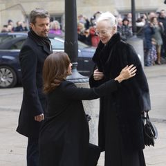 17. Februar  Familiärer Zusammenhalt: Mit einem tiefen Knicks verneigt sich Prinzessin Mary vor der trauernden Königin Margrethe.