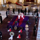 17. Februar  Das "Castrum doloris", lateinisch für Trauerburg, dient dazu, dass sich viele Menschen von Prinz Henrik verabschieden und in stillem Gedenken am aufgebahrten Sarg vorbeiflanieren können.