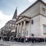17. Februar  Um die Schlosskirche von Christiansborg herum haben sich viele royale Anhänger versammelt, um dem verstorbenen Prinz Henrik die letzte Ehre zu erweisen.