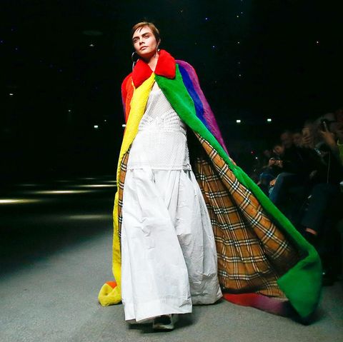 Cara Delevingne ist zurück auf dem Laufsteg! Sie führt im ausladendem Regenbogen-Mantel das Finale der Burberry-Show an.