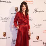 Auch als Lady in Red überzeugt Iris Berben auf der Berlinale.