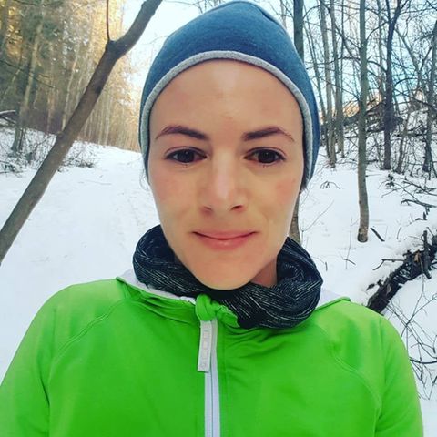 Tess zögerte nicht und verfolgte einen Dieb auf der Straße.