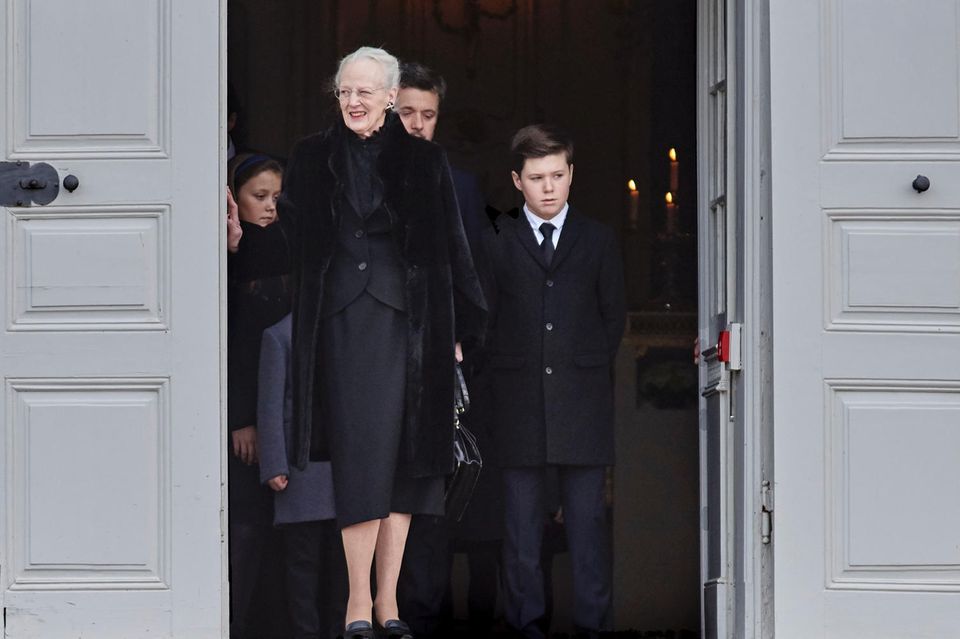 Königin Margrethe: Während ihrer Familie die Trauer deutlich anzusehen ist, hat Königin Margrethe immer ein Lächeln im Gesicht. Das ist nicht überraschend, sagt Hof-Experte Jakobsen. Während ihrer Familie die Trauer deutlich anzusehen ist, hat Königin Margrethe immer ein Lächeln im Gesicht. Das ist nicht überraschend, sagt Hof-Experte Jakobsen.