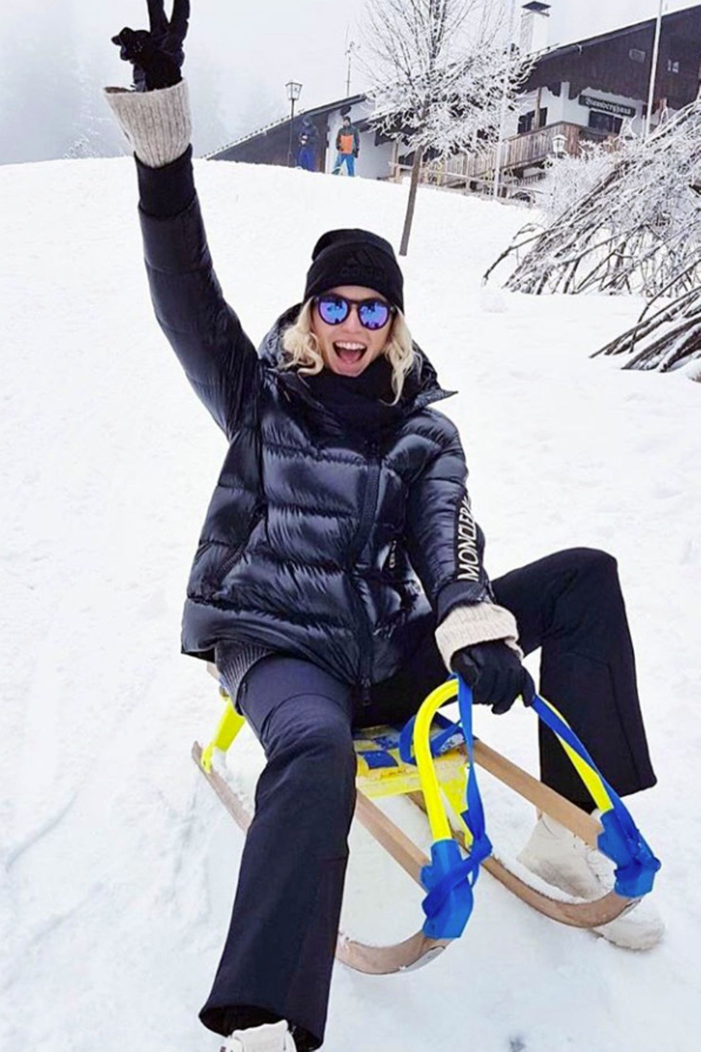 Topmodel Lena Gercke hat beim Rodeln in Bad Tölz offensichtlich viel Freude. Warm eingepackt in einer Neuauflage des "Moncler"-Jackenmodells "Liriope" schlittert sie über den Schnee. Das Modell kostet im Online-Shop der Marke 995 Euro. 