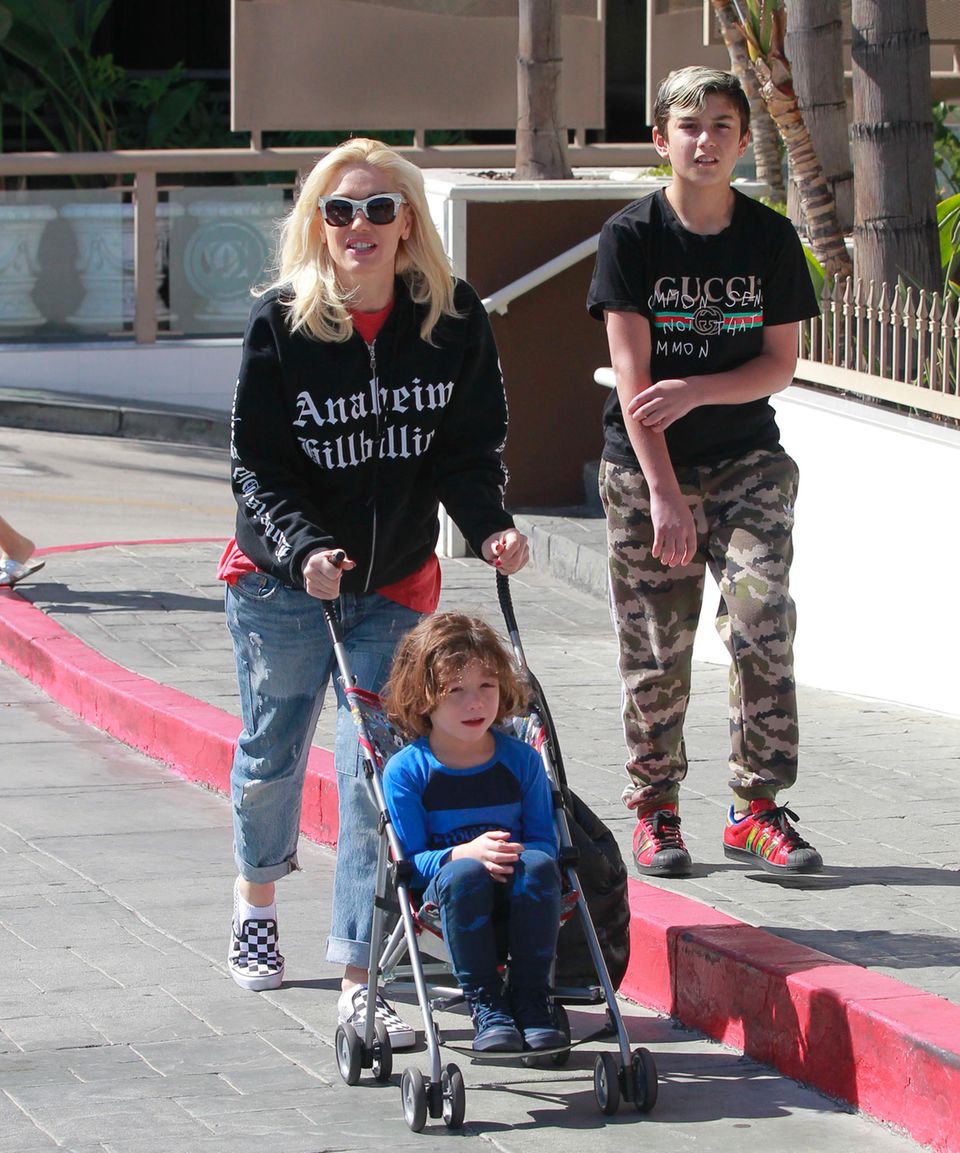 15. Februar 2018  Die Sonne lacht über Los Angeles und Mama Gwen Stefani führt ihre Söhne Kingston und Apollo zu einem Sushi-Lunch in Santa Monica aus. 