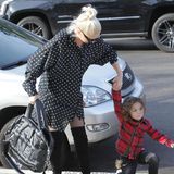 7. Januar 2018   Gwen Stefani ist mit Apollo auf dem Weg zur Kirche. Während die beiden über die Straße stürmen, stolpert der Kleine am Bürgersteig ...