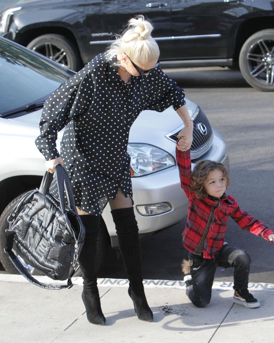7. Januar 2018 Gwen Stefani ist mit Apollo auf dem Weg zur Kirche. Während die beiden über die Straße stürmen, stolpert der Kleine am Bürgersteig ... 7. Januar 2018 Gwen Stefani ist mit Apollo auf dem Weg zur Kirche. Während die beiden über die Straße stürmen, stolpert der Kleine am Bürgersteig ...