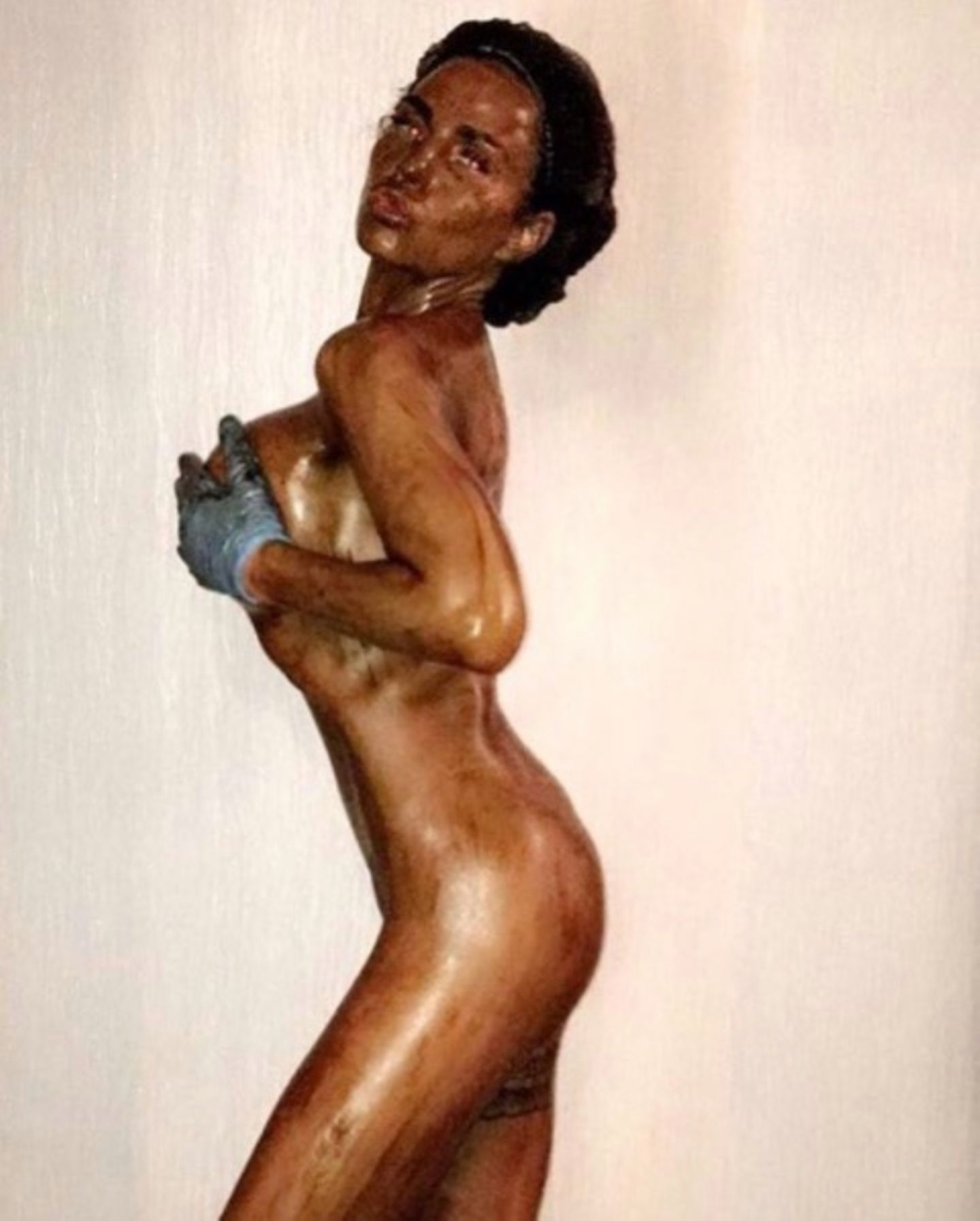 Katie Price postet auf Instagram ihre absolute Fake-Tan-Panne: "Oh Gott, ich habe letzte Nacht diesen neuen Selbstbräuner benutzt. Jetzt muss ich duschen und hoffe, dass es noch okay wird", schreibt sie zu dem Foto. Welches Beauty-Malheur sie jedoch nicht erwähnt: Mit Photoshop hat sie ihren Po noch einmal korrigiert, am Steißbein jedoch eine verräterische Delle hinterlassen.