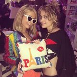 16. Februar 2018   "Paris & Paris", postet It-Girl Paris Hilton knapp. Auf dem Foto posiert sie neben Michael Jacksons Tochter Paris Jackson.