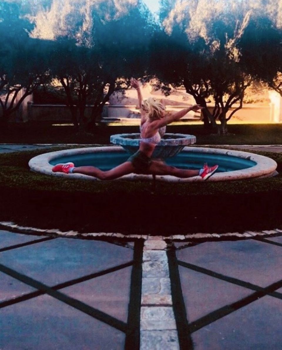 17. Februar 2018 Sängerin Britney Spears beweist ungeahnte, akrobatische Sprungkraft. 17. Februar 2018 Sängerin Britney Spears beweist ungeahnte, akrobatische Sprungkraft.