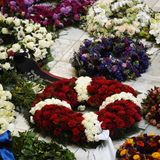 20. Februar  Ein Kranz ist in den dänischen Farben gehalten.