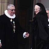 20. Februar  Königin Margrethe kommt in der Kirche an. Sie trägt einen schwarzen Schleier am Tag der Beisetzung ihres Mannes.