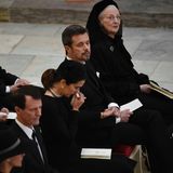 20. Februar  Königin Margrethe ist umgeben von ihrer Familie. Neben Prinz Frederik sitzen Prinzessin Mary, Prinz Joachim und Prinzessin Marie. Die Enkelkinder sitzen in der zweiten Reihe.