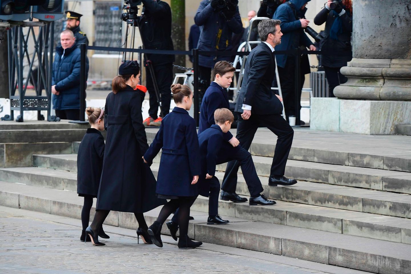 20. Februar  Prinzessin Mary und Prinz Frederik mit ihren vier Kindern auf dem Weg in die Kirche.