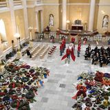 20. Februar  Ein wahres Meer aus Blumen und Kränzen füllt die Kirche.