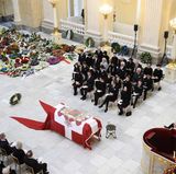 20. Februar  In der Mitte der der Kirche steht der Sarg und links und rechts daneben hat die Familie ihre Plätze.