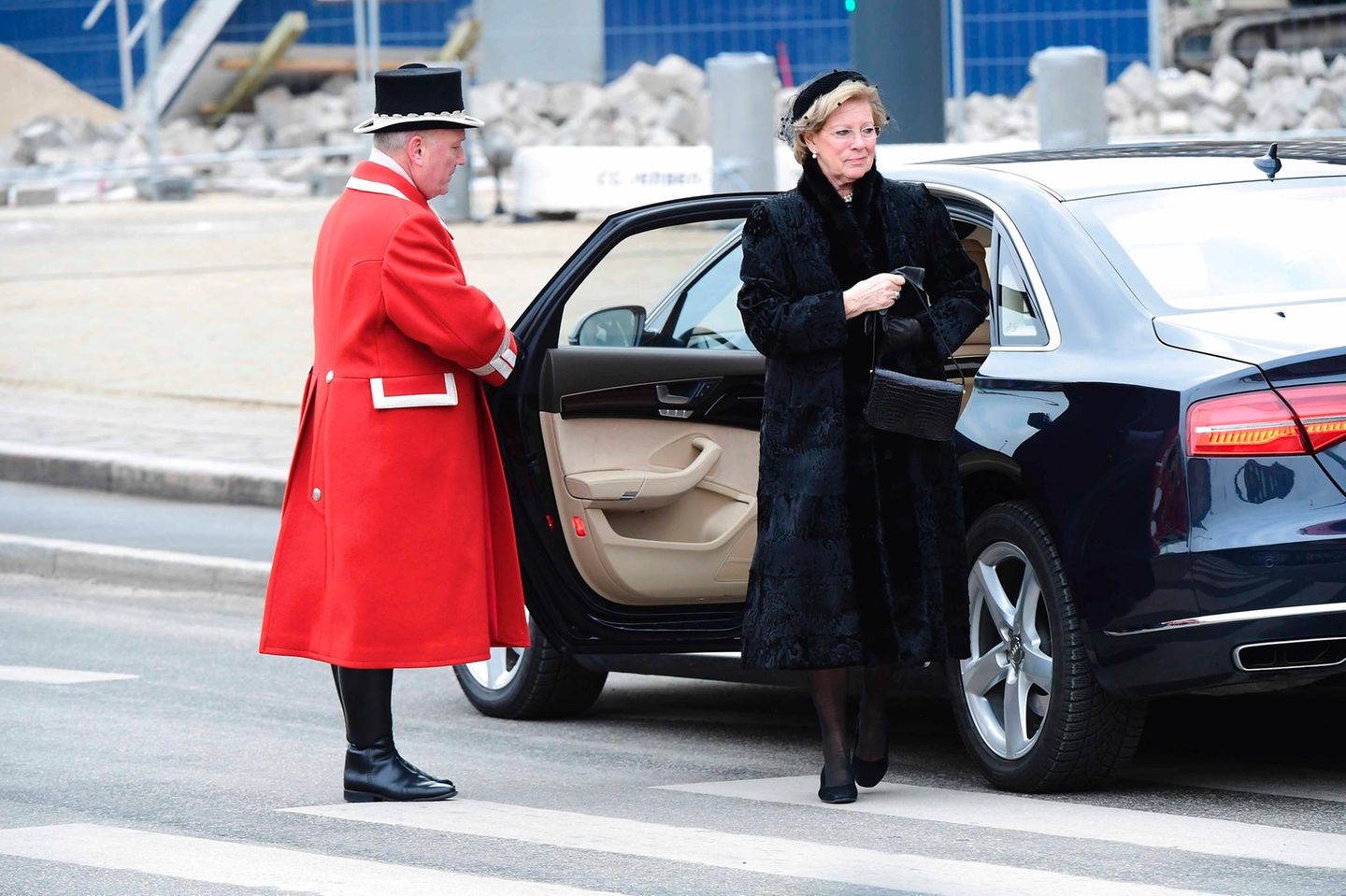 20. Februar  Königin Margrethes jüngere Schwester Anne-Marie, die ehemalige Königin von Griechenland, und ihr Ehemann König Konstantin gehören zu den engen Familienmitgliedern, die nach Christiansborg kommen.