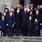 20. Februar 2018  Noch einmal reiht sich die ganze Familie auf und blickt in Richtung des Sarges, der - noch immer bedeckt von der dänischen Fahne - von der Kirche in ein Auto getragen wird.  Königin Margrethe wirkt gefasst, lächelt immer wieder ...