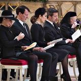 Während des Gottesdienstes wird die Königin von Tränen übermannt.