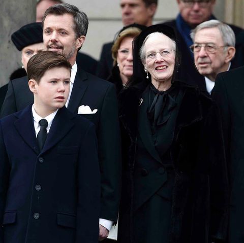 Königin Margrethe, umgeben von ihrer engsten Familie, lächelt immer wieder und schaut etwas versonnen gen Himmel.