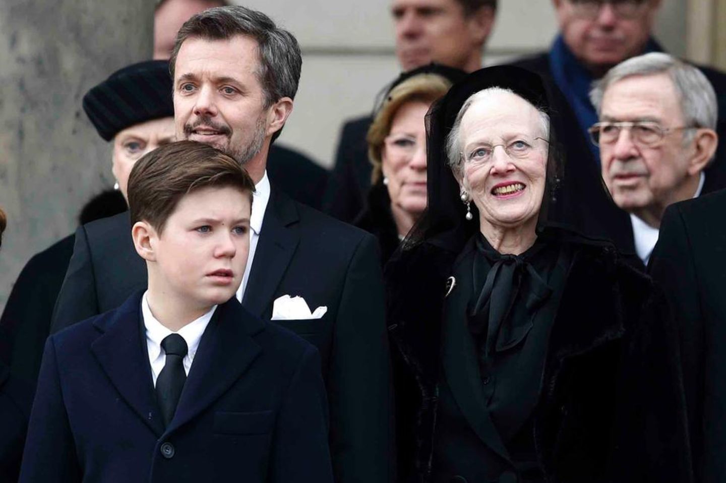 Königin Margrethe, umgeben von ihrer engsten Familie, lächelt immer wieder und schaut etwas versonnen gen Himmel.