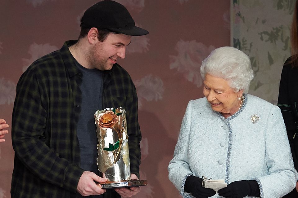 Queen Elizabeth tritt auf Anna Wintour: Die Queen überreicht den Award an Designer Richard Quinn Die Queen überreicht am 20. Februar 2018 in London den "Queen Elizabeth II Award for British Design" an Designer Richard Quinn