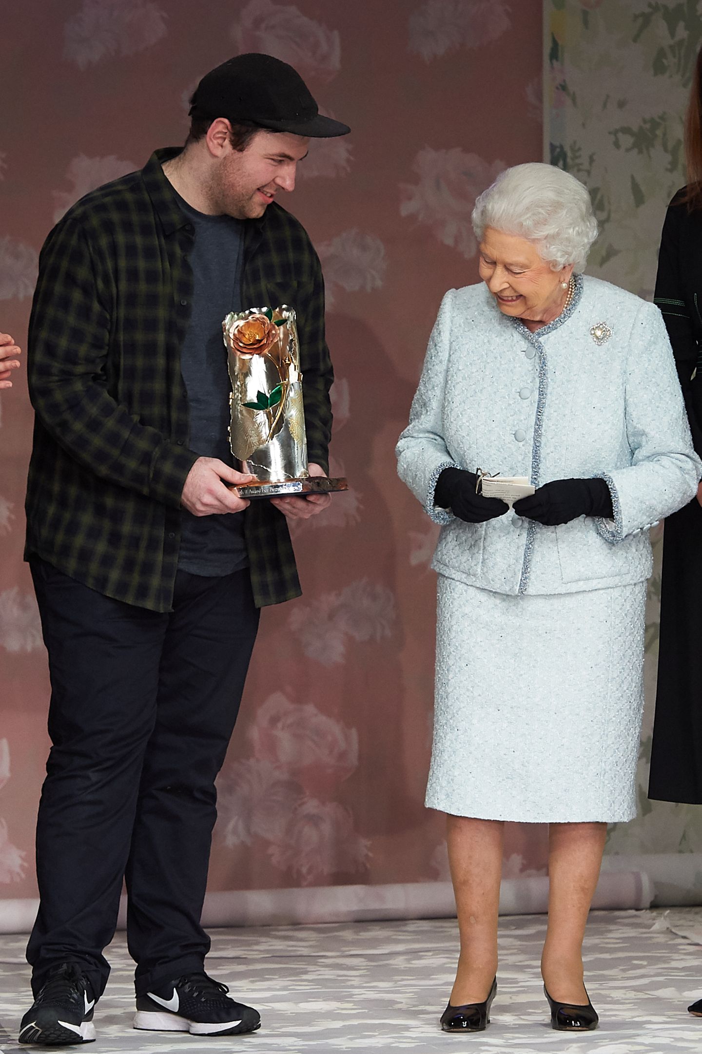 Queen Elizabeth tritt auf Anna Wintour: Die Queen überreicht den Award an Designer Richard Quinn Die Queen überreicht am 20. Februar 2018 in London den "Queen Elizabeth II Award for British Design" an Designer Richard Quinn